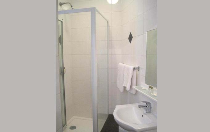 A typical bathroom at Aaraya Hotel London