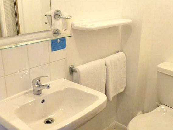 A typical bathroom at Fountain House Hotel