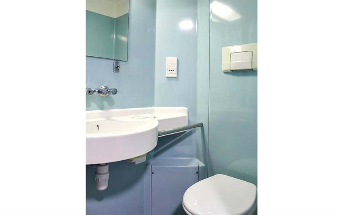 A typical bathroom at Heathrow Lodge