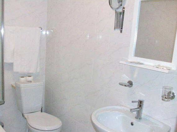 A typical bathroom at Britannia Inn Hotel