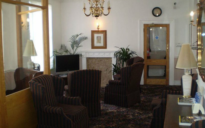 The lounge room at Rangemoor Park Hotel