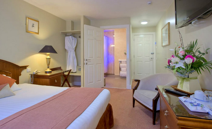 Get a good night's sleep in your comfortable room at Aaron Lodge