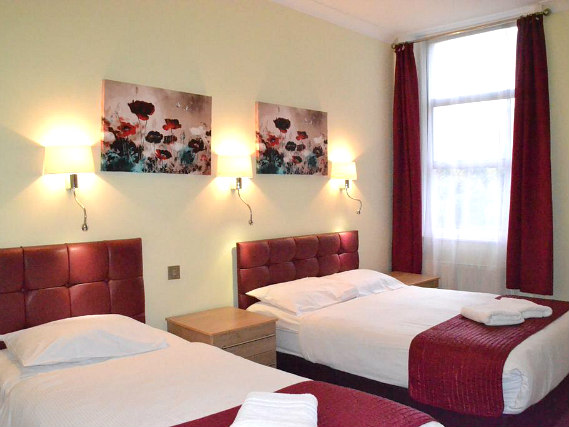 A comfortable triple room at Hotel 65 London