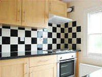 Eine typische Küche in Acton Town Apartments