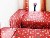 Ein typisches Zimmer in Acton Town Apartments