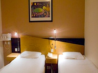 A twin room at Comfort Inn London