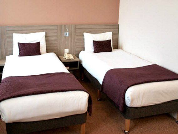 A twin room at Comfort Inn London