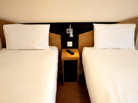 A typical twin room at Comfort Inn London