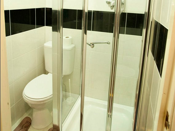 Relax in the private bathroom in your room at Hollingbury Hotel