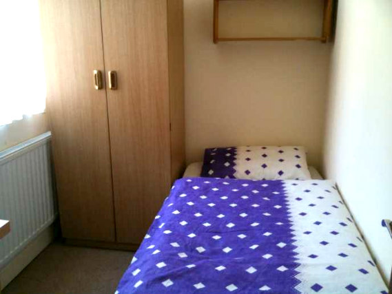 Well priced and cheerful - a comfortable Single Room at Tennyson House