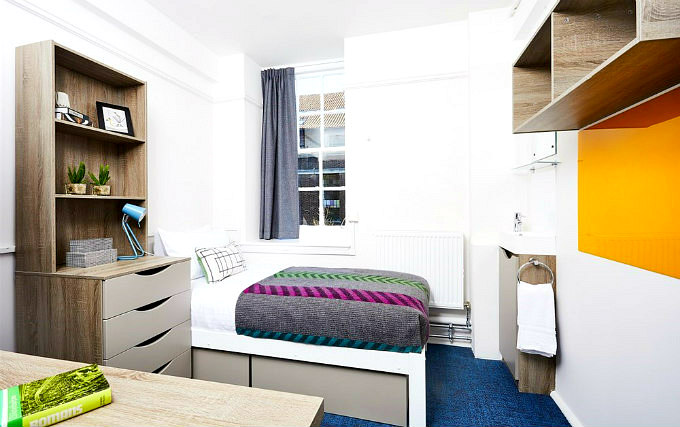 A comfortable single room at Nutford House London