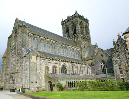 Book a hotel near Paisley Abbey