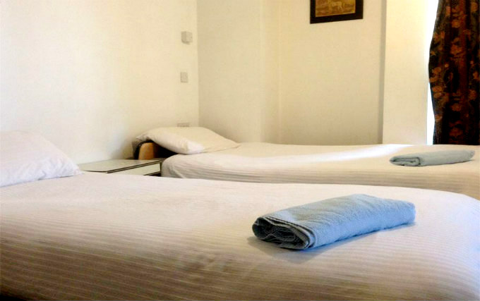 One of the twin room at Ealing Guest House