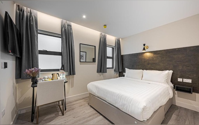 A comfortable double room at Kings Cross Express Hotel