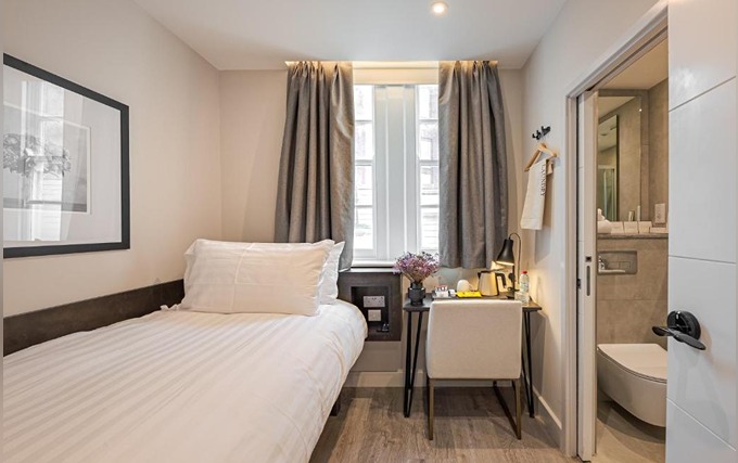 A comfortable single room at Kings Cross Express Hotel