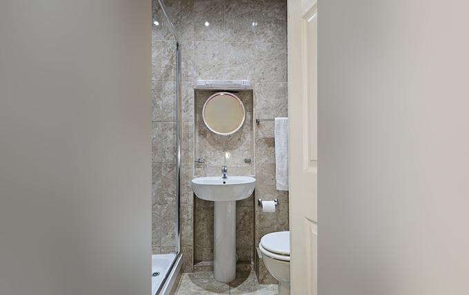 A typical bathroom at Hyde Park Court Hotel
