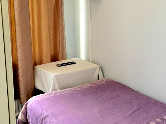 Una camera singola al Anwar House Hotel