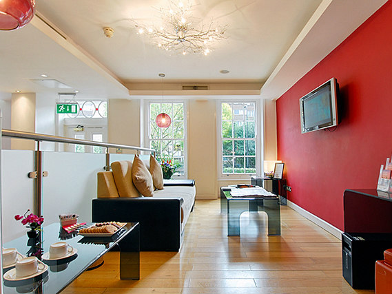 The lounge room at Shaftesbury Metropolis London Hyde Park