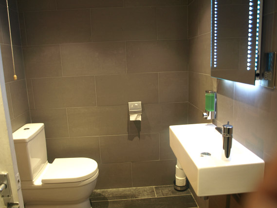 Un bagno dell'Chelsea House Hotel