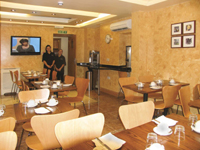 The stylish breakfast room at Oxford Hotel London