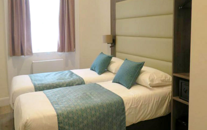 A twin room at Glendale Hyde Park Hotel