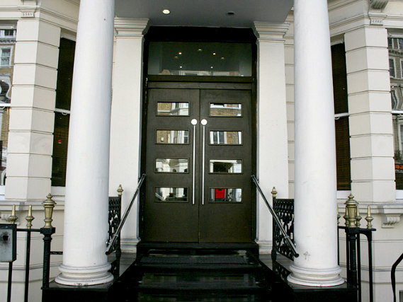 L'esterno dell'Cromwell Crown Hotel London