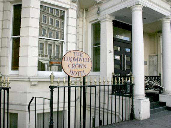 L'esterno dell'Cromwell Crown Hotel London