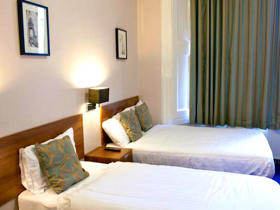 Una stanza tripla dell'Hanover Hotel London