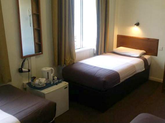 Una camera quadrupla a Arriva Hotel