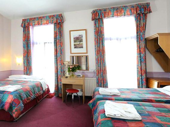 Una camera quadrupla a Marble Arch Inn