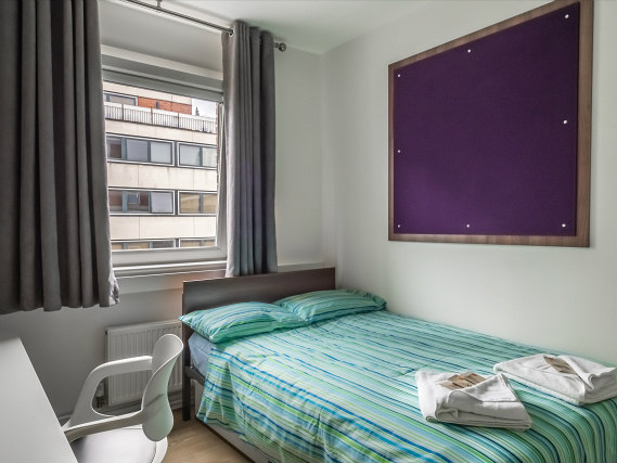 A double room is perUna stanza matrimoniale dell' Carr-Saunders Hallfect for a couple