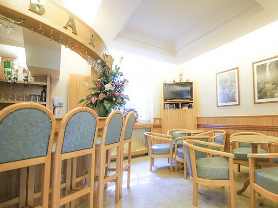 After a busy day, relax with a drink in the bar at Nayland Hotel London