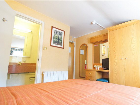 Relax in the private bathroom in your room at Nayland Hotel London