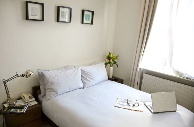 A comfortable double room at Griffin House Hotel