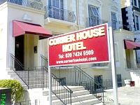Corner House Hotel esterno