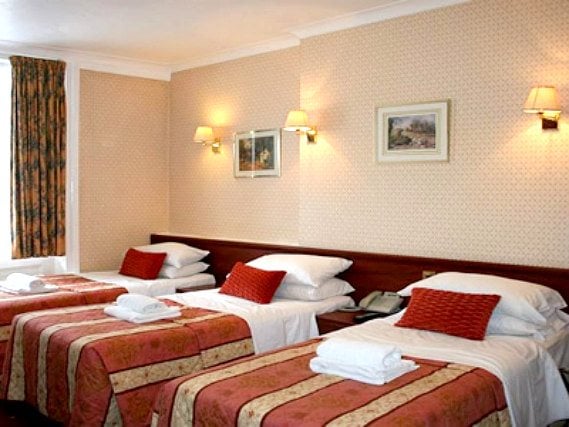 Una camera quadrupla a Avon Hotel London