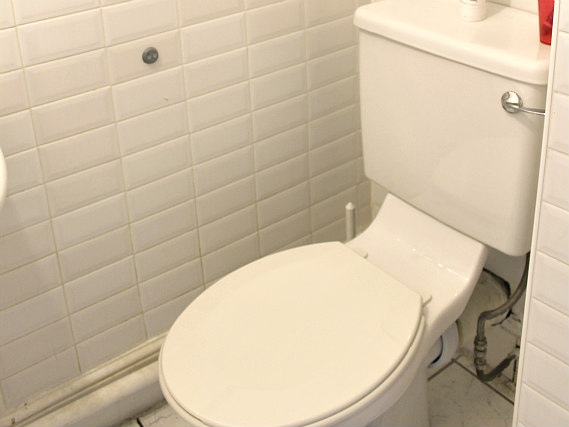 A bathroom at Rooms For You