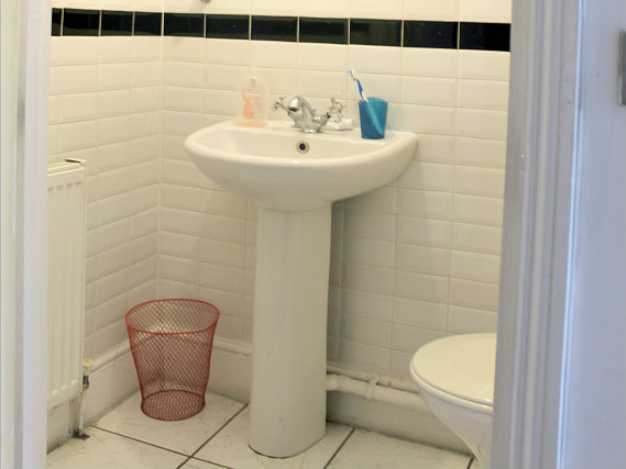 A bathroom at Rooms For You