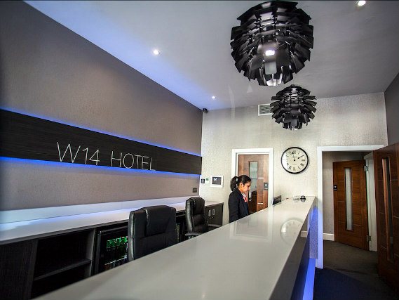 La reception dell'The W14 Hotel London
