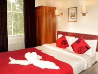 Una tipica stanza matrimoniale con bagno privato al So Paddington Hotel