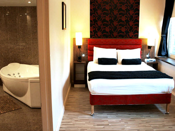 A double room at Comfort Inn London is perfect for a couple