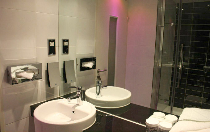 A typical bathroom at Holiday Inn Express London Stratford