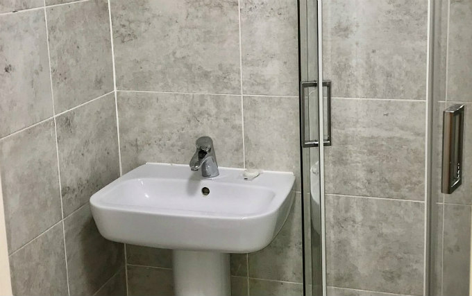 A typical bathroom at Amhurst Hotel