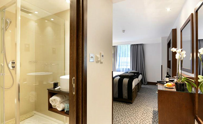 A twin room at Best Western Paddington Court Suites