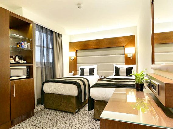 A comfortable twin room at Best Western Paddington Court Suites