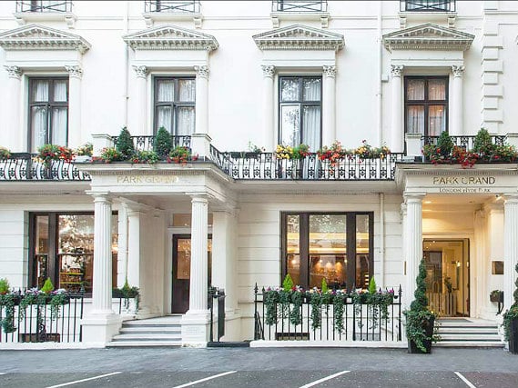 Shaftesbury Premier London Hyde Park Hotel is located close to Bayswater Road Artists