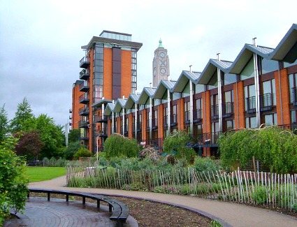 Zarezerwuj hotel w pobliżu Bernie Spain Gardens