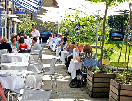 Zarezerwuj hotel w pobliżu River Cafe
