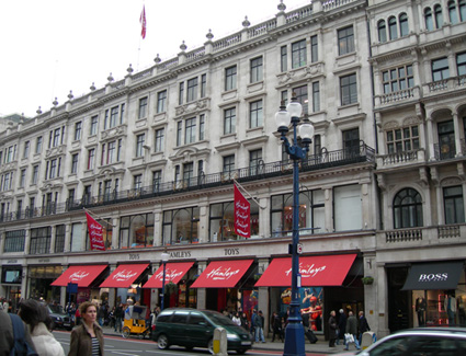 Zarezerwuj hotel w pobliżu Hamleys