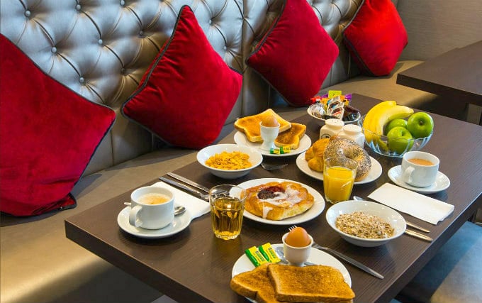 Enjoy a great breakfast at Comfort Inn Buckingham Palace Road